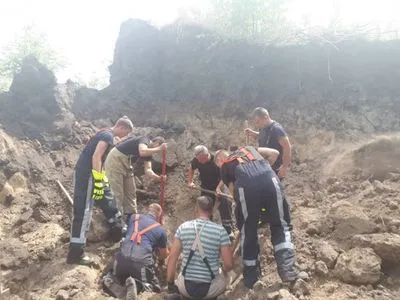 В Киевской области в карьере людей засыпало песком, есть погибший