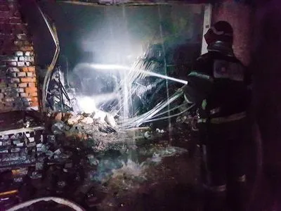 В Киеве на территории гаражного кооператива произошел взрыв: снесло стену