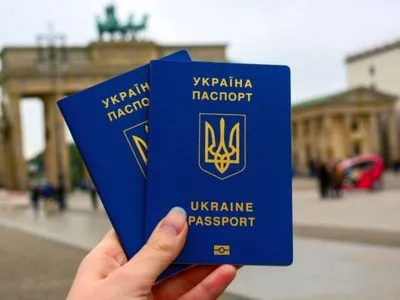 Українці отримали вдвічі менше закордонних паспортів, ніж торік