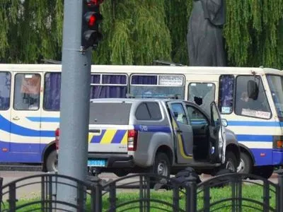 "Луцкий террорист" удерживает людей в заложниках уже более 7 часов