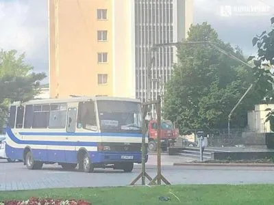 Возле автобуса с заложниками в Луцке прогремел взрыв