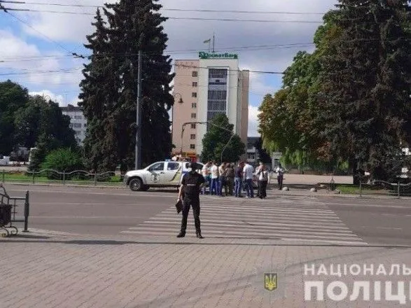 Полиция через соцсети ведет переговоры с мужчиной, который захватил людей в Луцке - очевидец