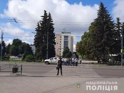 Захват заложников в центре Луцка: в автобусе около 20 человек