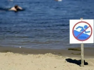 На всіх пляжах столиці заборонили купатися