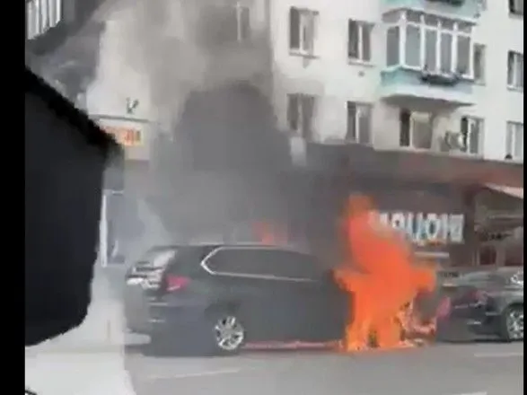 У центрі Києва горіли два автомобілі