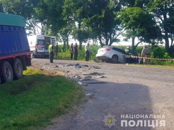 В Винницкой области Toyota столкнулась с зерновозом, три человека погибли
