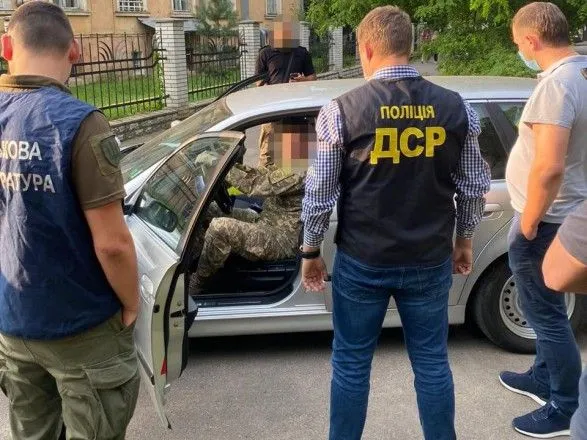 Во Львове на взятке в 1,2 тыс. долларов задержали офицера военной академии
