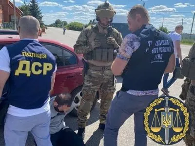 На Харківщині викрили банду, яка утримувала чоловіка в заручниках та вимагала 20 тис. доларів