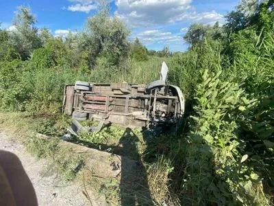Автобус с 20 пассажирами слетел в кювет: водитель с места аварии сбежал