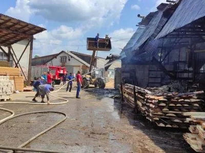 На Закарпатье произошел пожар на деревообрабатывающем предприятии