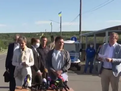 Зеленский с президентом Швейцарии прибыли в Станицу Луганскую