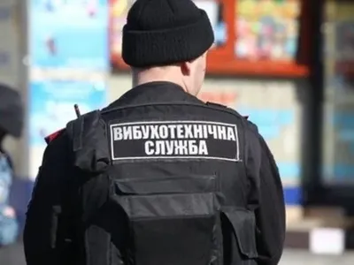 В центре Киева отделение ПриватБанка окружили полицейские и взрывотехники