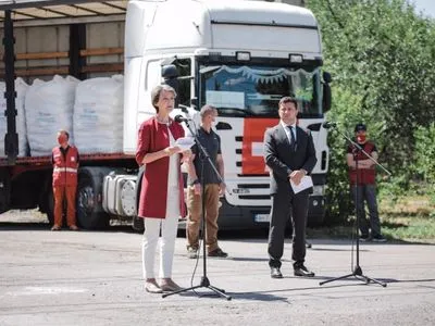 Зеленский: Швейцария отправила на Донбасс еще 17 грузовиков гумпомощи