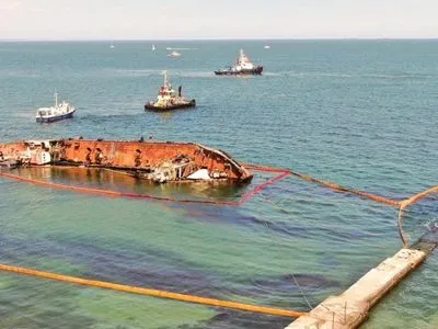 Подъем танкера Delfi в Одессе: операция продолжится завтра