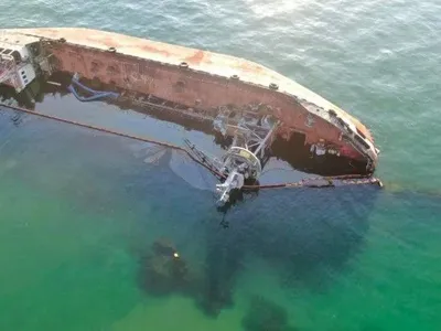 В Одеській міськраді прокоментували підняття танкера Delfi: працюють експерти