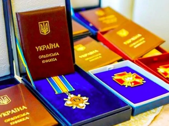Зеленський вручив військовим понад 30 державних нагород: частину – посмертно