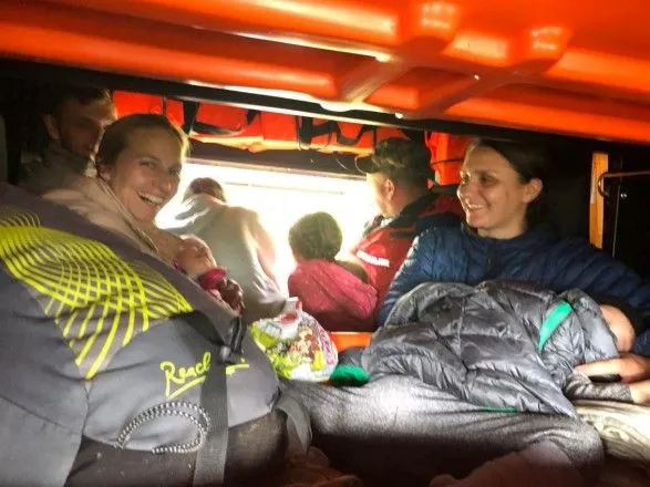 Эвакуация туристов с Говерлы: спасатели показали фото