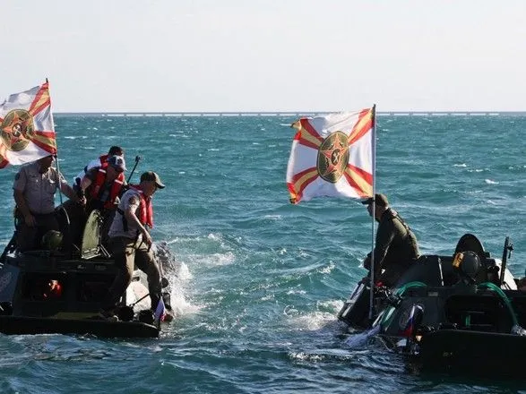 В оккупированном Крыму на "Дороге мужества" затонула бронемашина