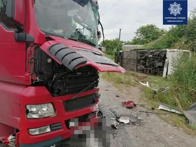 На Київщині зіткнулися автобус, вантажівка та легковик: є загиблий