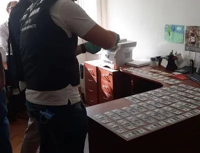 На Киевщине чиновника Государственного геммологического центра словили на взятке