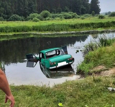 На Житомирщині легковик злетів із дороги у річку, водій загинув