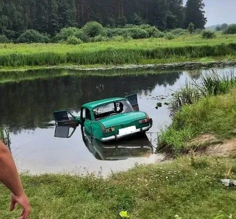 na-zhitomirschini-legkovik-zletiv-iz-dorogi-u-richku-vodiy-zaginuv