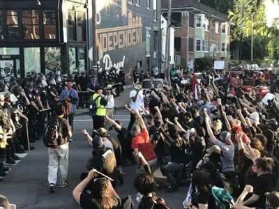 Протесты в США: как минимум три человека пострадали во время стрельбы на акции в Луисвилле
