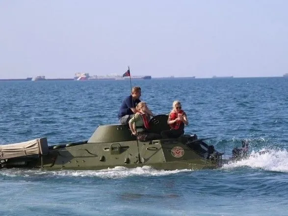 В окупованому Криму водолази пошукають затоплену бронемашину