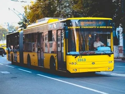 Частина Києва залишилась без напруги: у кількох районах зупинились тролейбуси