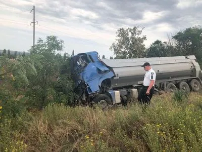 В Николаевской области во время ремонта дороги столкнулись два грузовика, есть погибший