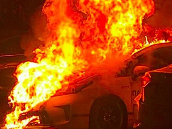 У Києві підпалили авто поліцейських