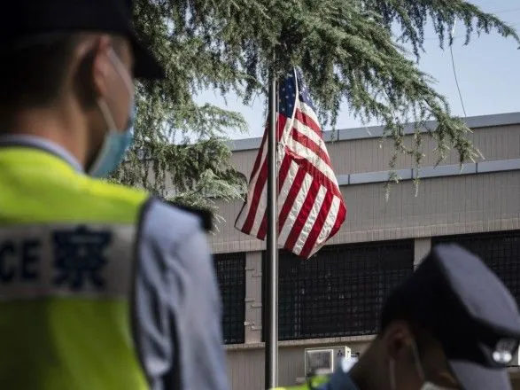 На вимогу КНР - консульство США у місті Ченду припинило роботу, над ним спущено американський прапор