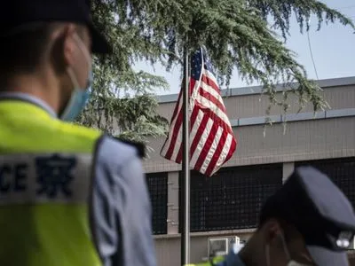 На вимогу КНР - консульство США у місті Ченду припинило роботу, над ним спущено американський прапор