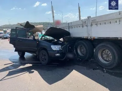 В столице столкнулись легковушка и грузовик, один человек погиб
