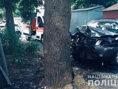 В Одессе иномарка влетела в дерево, водитель погиб