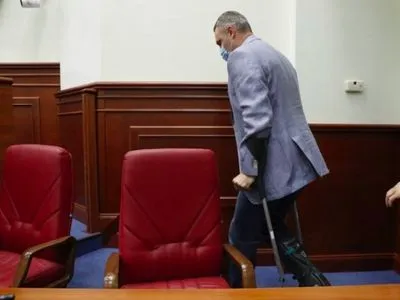 "Гонял вандалов": Кличко пришел на заседание Киевсовета с травмированной ногой