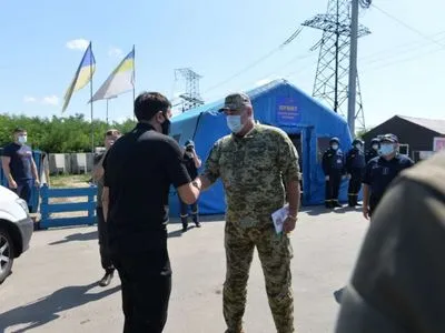 Разумков побывал в КПВВ "Майорское" на Донбассе