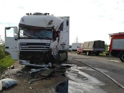 В Днепропетровской области произошло лобовое столкновение двух грузовиков