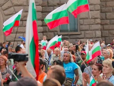 В Болгарии митингующие забросали фальшивыми банкнотами резиденцию премьер-министра