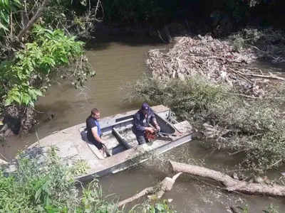 На Закарпатье спасатели расчищают реку Боржава от мусорных пробок