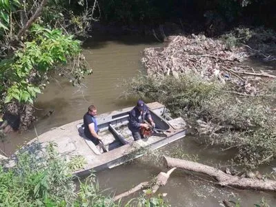 На Закарпатті рятувальники розчищають річку Боржава від сміттєвих заторів