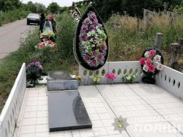 На Донеччині двоє неповнолітніх заради розваги пошкодили надгробки на кладовищі