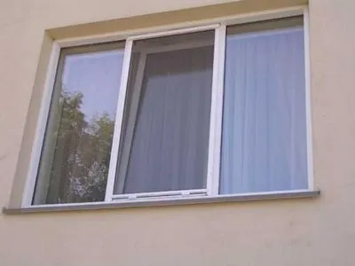 Трехлетняя девочка выпала из окна третьего этажа в Донецкой области