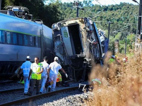 В Португалии скоростной поезд попал в аварию: один погибший, 35 пострадавших