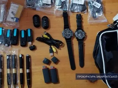 Під виглядом годинників і флешок в Україну намагалися ввезти засоби для прихованого стеження