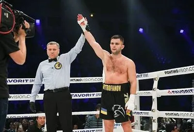 Маліновський та Митрофанов перемогли на боксерському шоу Усика