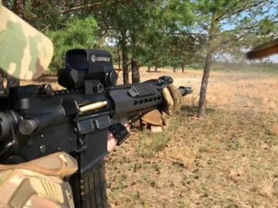 "Мають повністю замінити АК": спецпризначенці "ДОЗОРу" отримали нові штурмові гвинтівки