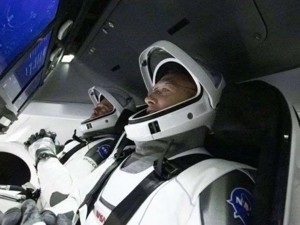 astronavti-z-ekipazhu-spacex-gotuyutsya-do-posadki-v-okean