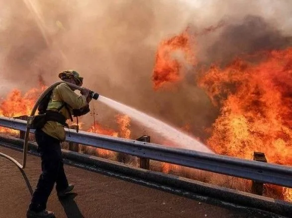В Калифорнии из-за масштабных лесных пожаров эвакуировали 7,8 тысячи человек