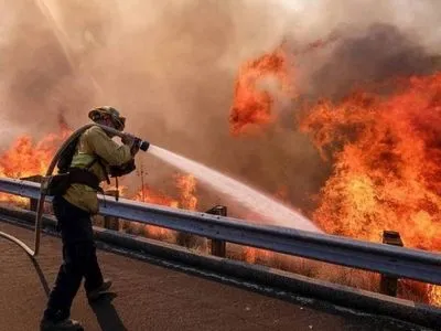 В Калифорнии из-за масштабных лесных пожаров эвакуировали 7,8 тысячи человек